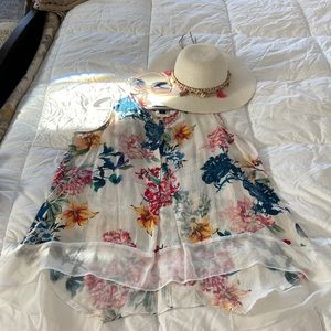 Beautiful Karen Kane summery top - size large.